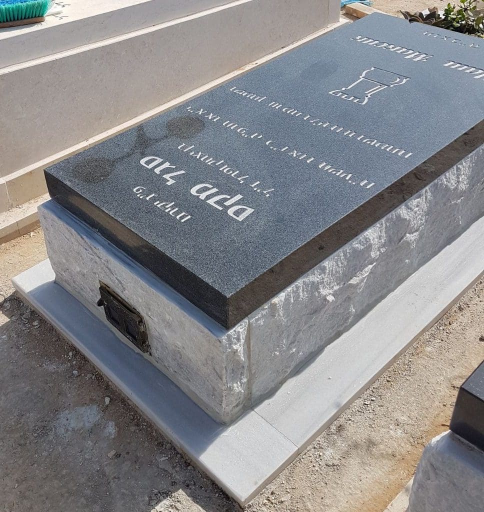 מצבות מאבן אחת עם חיתוך מדויק