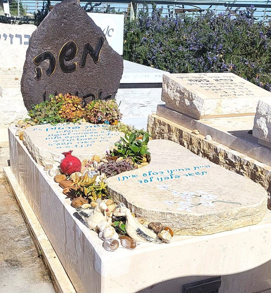 מצבות מאבן בזלת עם קווים נקיים והרמוניה