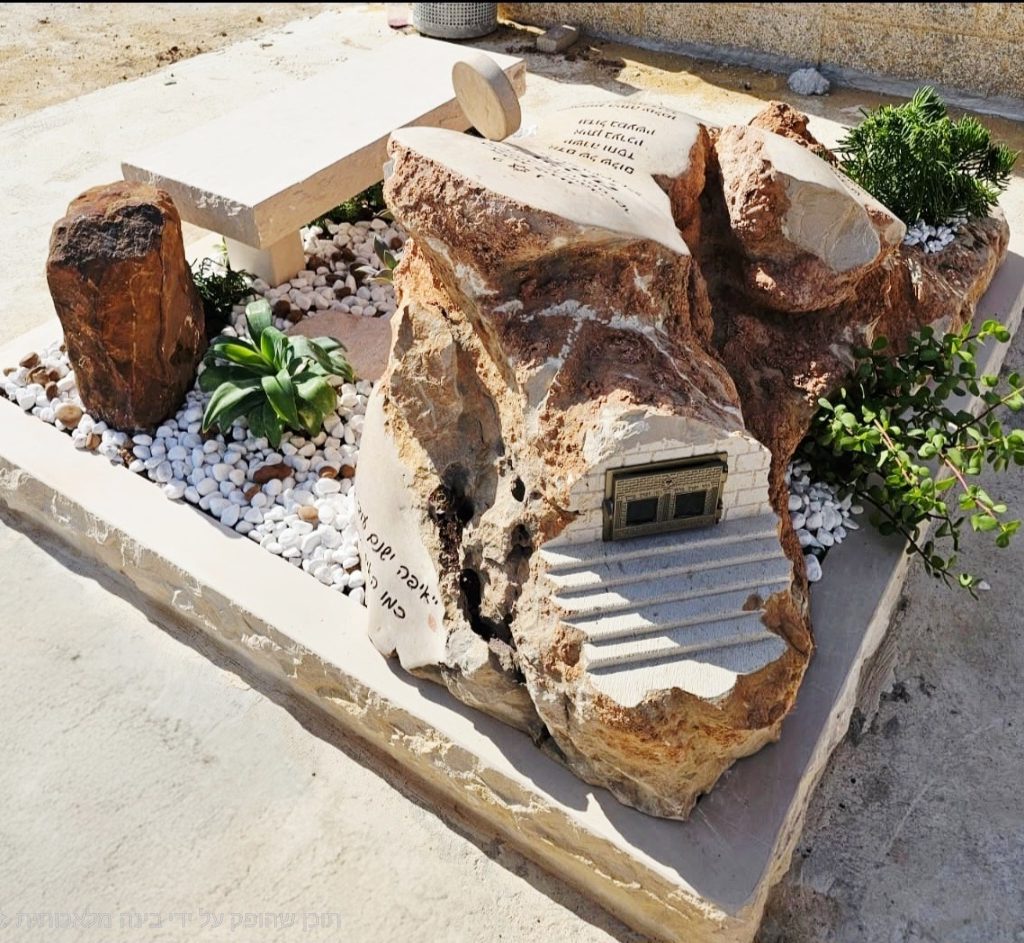 מצבות סלעים בעיצובים מרשימים