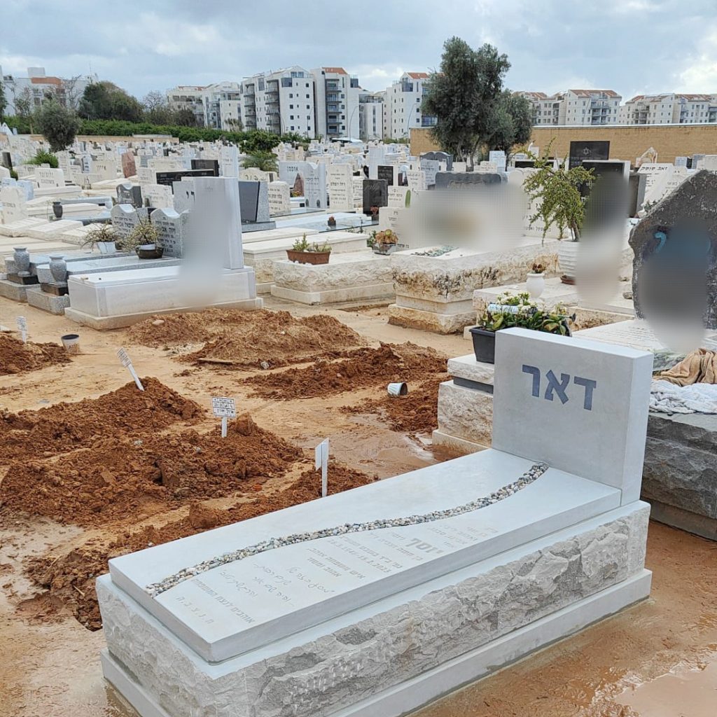 מצבות בתל אביב בהתאמה לבית העלמין